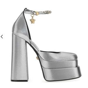 Worn once, great condition. Box included. Fits like a 8.5.